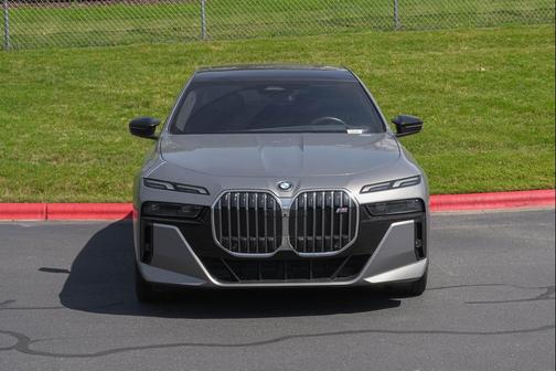 Oxide Grey Metallic 2024 BMW i7 M70