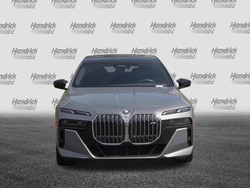 Oxide Grey Metallic 2024 BMW i7 M70