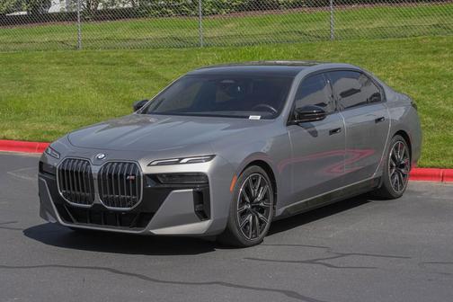 Oxide Grey Metallic 2024 BMW i7 M70