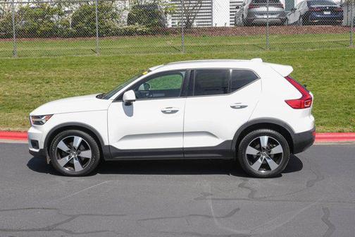 Ice White 2019 Volvo XC40 T5 Momentum