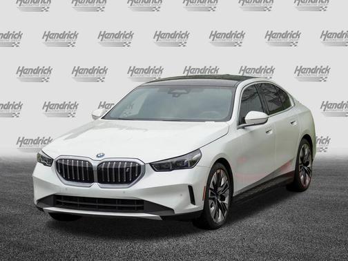 Mineral White Metallic 2024 BMW i5 eDrive40