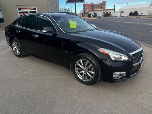 2015 INFINITI Q70 3.7 AWD 4dr Sedan