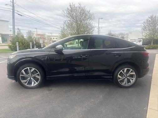 Mythos Black Metallic 2022 Audi Q4 e-tron Prestige 50 quattro