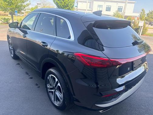 BLACK 2026 Audi Q5 Premium TFSI quattro S tronic