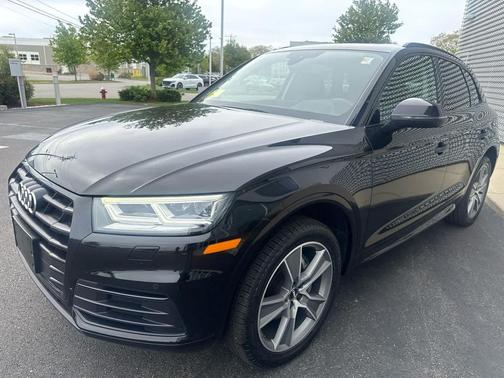 Mythos Black Metallic 2019 Audi Q5 2.0T Premium Plus