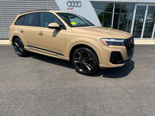 Sakhir Gold Metallic 2025 Audi Q7 55 Premium Plus