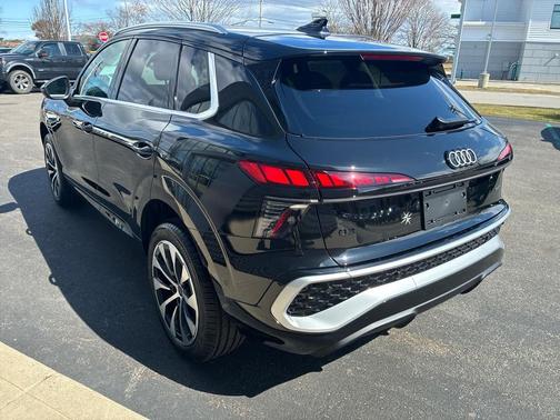 BLACK 2026 Audi Q3 S line