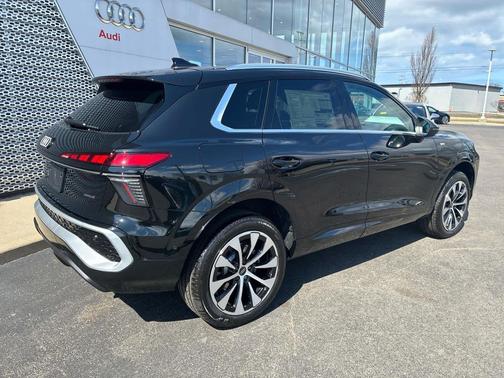 BLACK 2026 Audi Q3 S line