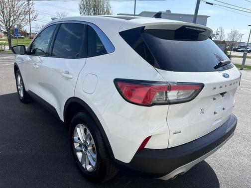 OXFORD WHITE 2022 Ford Escape SE