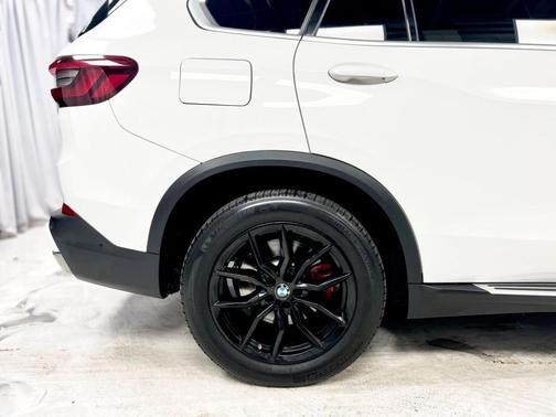 White 2023 BMW X5 xDrive40i