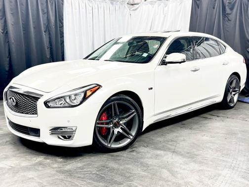 2016 INFINITI Q70L 5.6