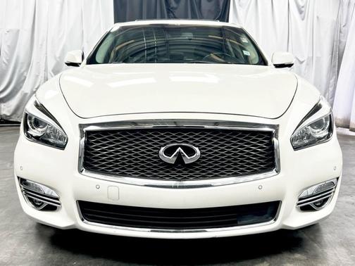 2016 INFINITI Q70L 5.6