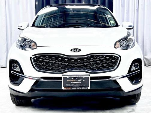 White 2022 Kia Sportage EX