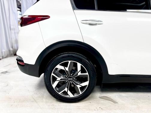 White 2022 Kia Sportage EX