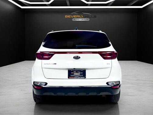 White 2022 Kia Sportage EX