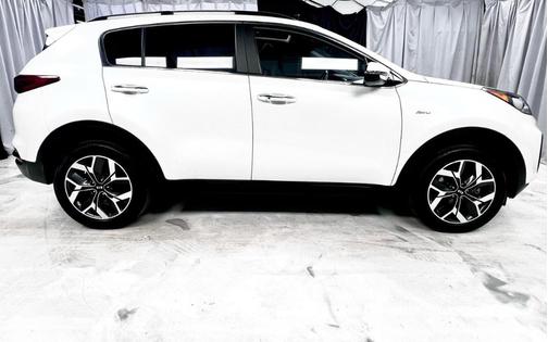 White 2022 Kia Sportage EX