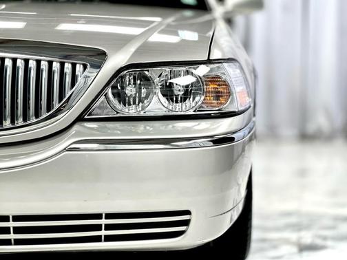2011 Lincoln Town Car Signature Limited