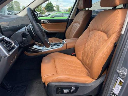 Skyscraper Gray Metallic 2024 BMW X7 xDrive40i