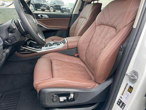 Mineral White Metallic 2026 BMW X7 xDrive40i