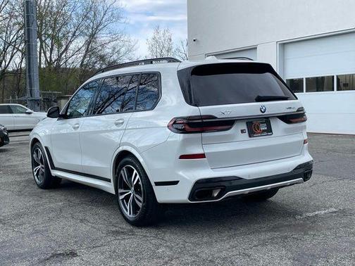 Mineral White Metallic 2026 BMW X7 xDrive40i