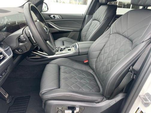 Mineral White Metallic 2026 BMW X7 xDrive40i