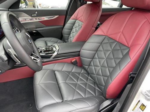2025 BMW 740 i xDrive