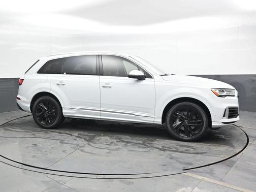 2022 Audi Q7 55 Premium Plus