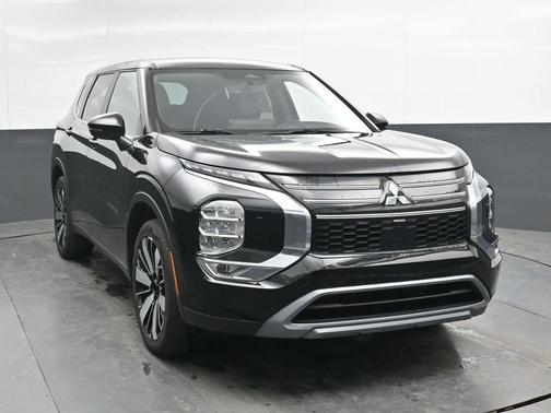 Black 2025 Mitsubishi Outlander