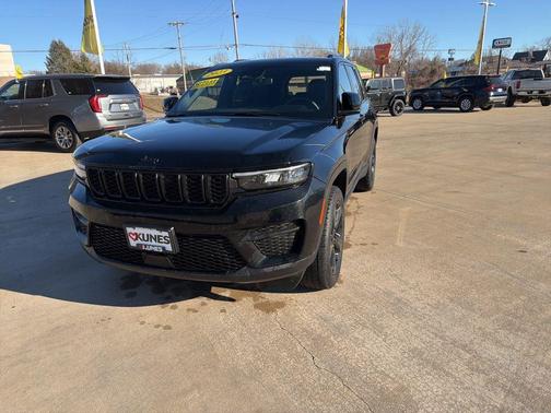 Diamond Black 2023 Jeep Grand Cherokee Altitude