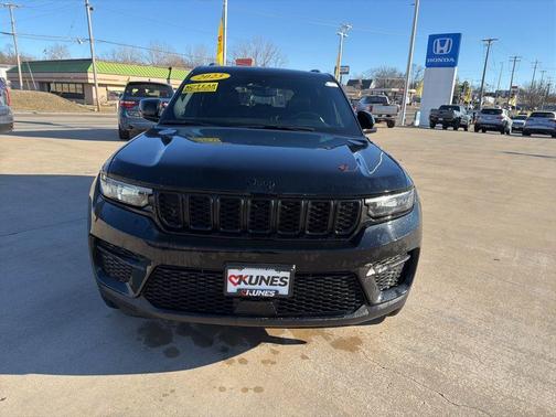 Diamond Black 2023 Jeep Grand Cherokee Altitude
