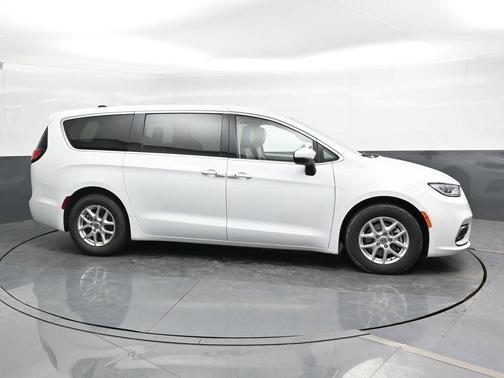 2023 Chrysler Pacifica Touring-L