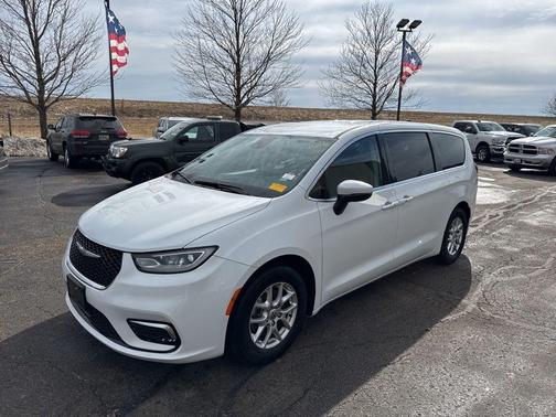 Bright White Clearcoat 2023 Chrysler Pacifica Touring-L