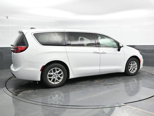 2023 Chrysler Pacifica Touring-L