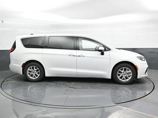 2023 Chrysler Pacifica Touring-L