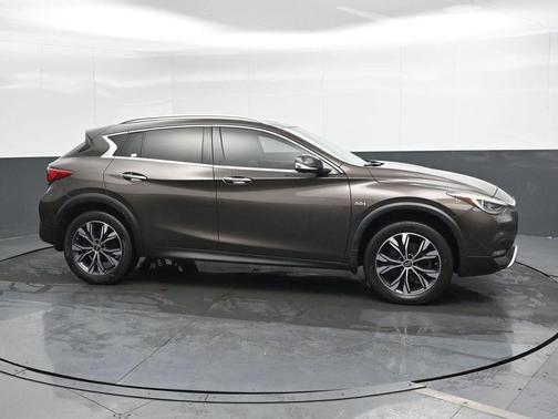 2017 INFINITI QX30 Premium