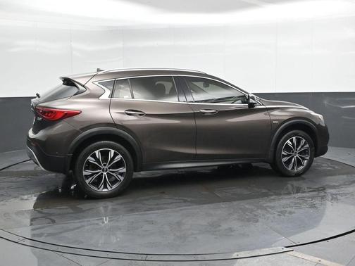 2017 INFINITI QX30 Premium