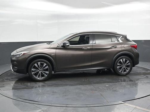 2017 INFINITI QX30 Premium