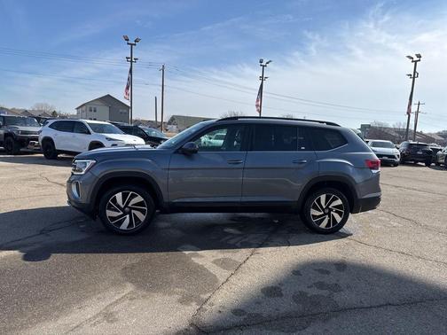 Platinum Gray Metallic 2024 Volkswagen Atlas 2.0T SE w/Technology