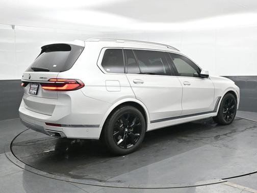 White Metallic 2023 BMW X7 xDrive40i