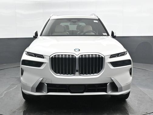 White Metallic 2023 BMW X7 xDrive40i