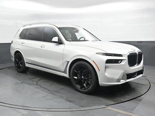 White Metallic 2023 BMW X7 xDrive40i