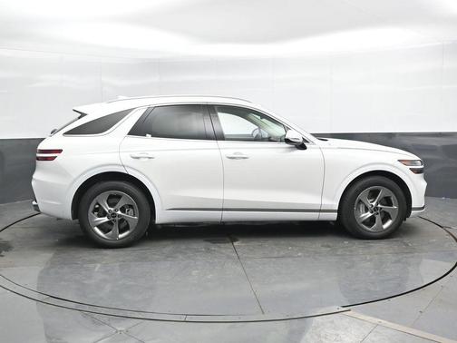 Uyuni White 2026 Genesis GV70 2.5T