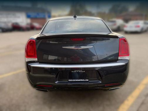 2016 Chrysler 300C Platinum