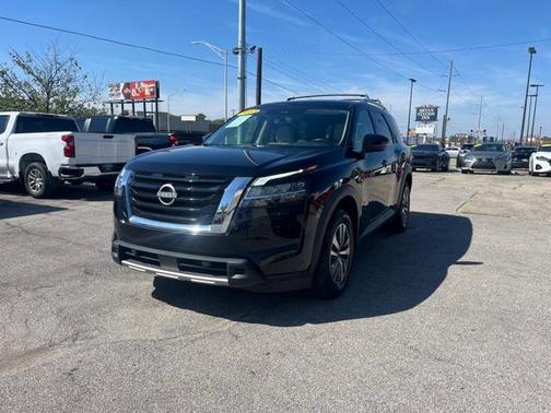 2023 Nissan Pathfinder SL