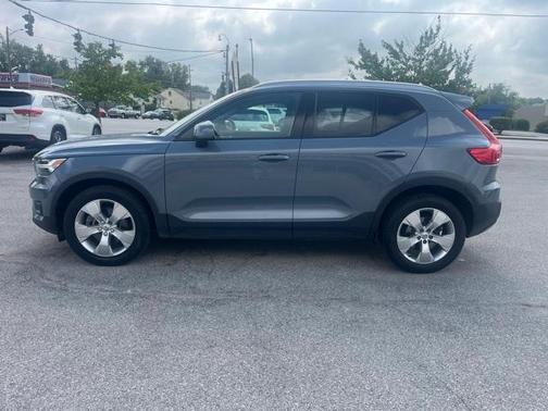 2021 Volvo XC40 T5 Momentum