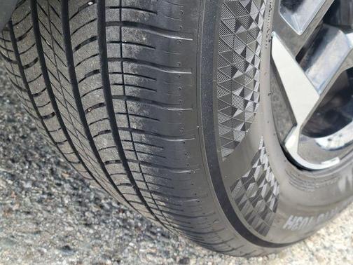 Glacial White Pearl 2026 Kia Sportage EX