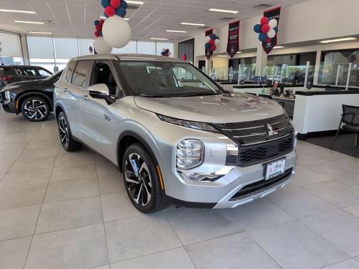 Alloy Silver Metallic 2025 Mitsubishi Outlander SE S-AWC