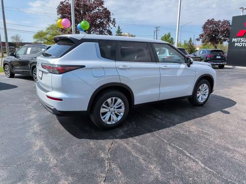 Diamond White 2026 Mitsubishi Outlander ES 2.5 S-AWC