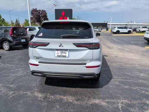 Diamond White 2026 Mitsubishi Outlander ES 2.5 S-AWC
