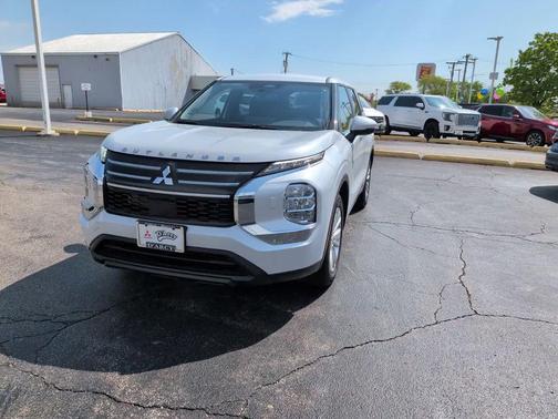 Diamond White 2026 Mitsubishi Outlander ES 2.5 S-AWC
